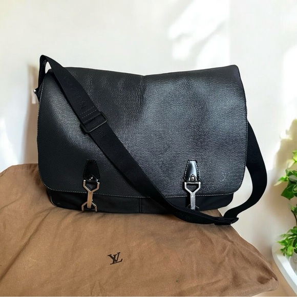 Louis Vuitton Black Taiga Leather Dersou Messenger Crossbody Laptop Travel Bag - Picture 1 of 13